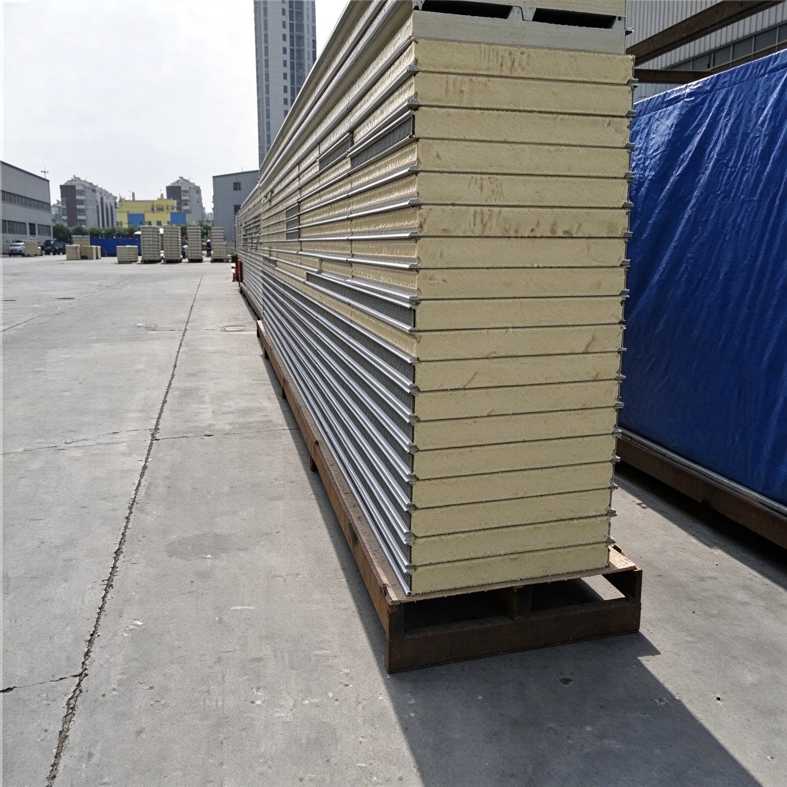 pu-polyurethane-sandwich-panel-galvanized-steel-metal-insulated-wall-roof-panel-stock-in-factory-yard